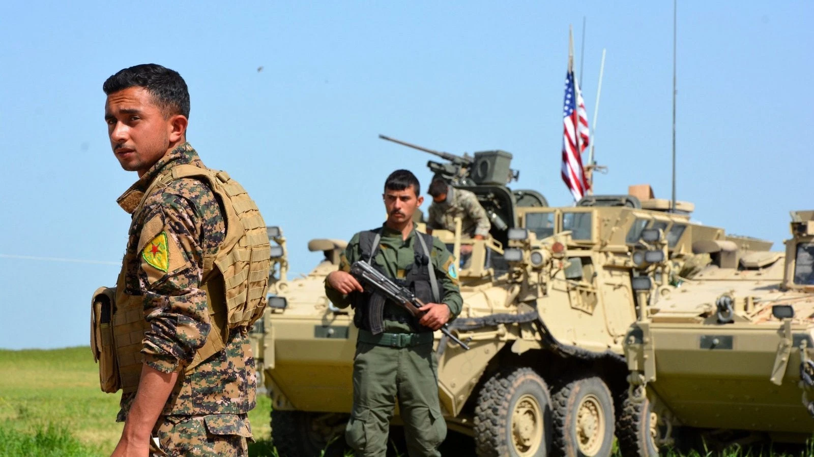 Οι ΗΠΑ αναβαθμίζουν YPG/SDF: Στα χέρια των Κούρδων 90 φορτηγά με όπλα, πυρομαχικά και τεθωρακισμένα – Πανικός και οργή στην Άγκυρα